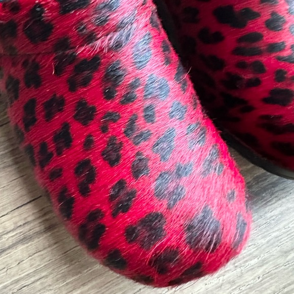 Dansko womens red and black calf hair cheetah comfortable clogs size 38 (7.5-8) - Picture 8 of 14